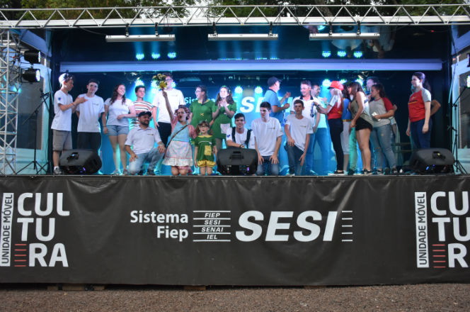 Entrega de prêmios aos vencedores da Corrida Maluca (Foto: Decom)