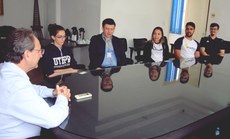 Professor e alunos da UTFPR durante reunião com o prefeito Amin Hannouche. | Crédito: Departamento de Comunicação da Prefeitura de Cornélio Procópio