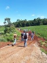 Estudantes se deslocando para visitar perfil de solo