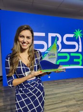 Profa. Rita Berardi, do PPGCA, recebe prêmio no SBSI 2023