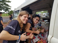 Alunos preparando a entrega dos alimentos arrecadados na gincana