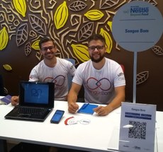 Sérgio Correia da Silva e Pedro Henrique do Nascimento, representantes da Sangue Bom, presentes na Nestlé Beyond Food