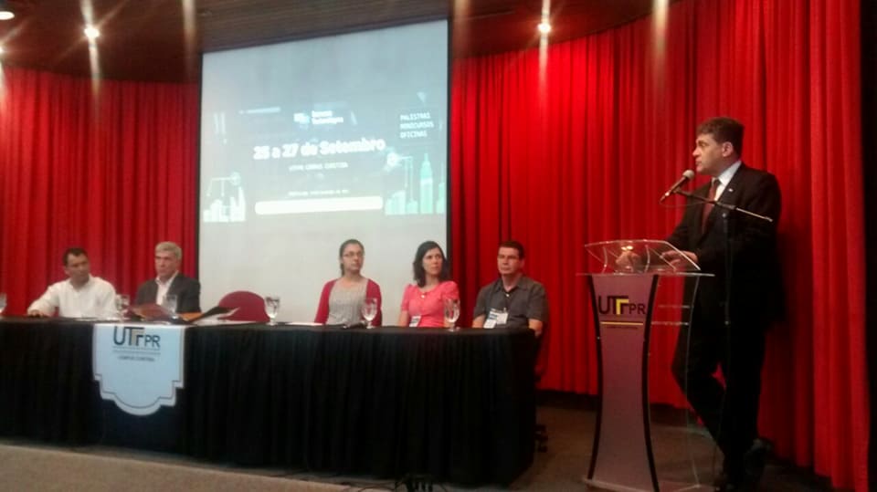 Palco do miniauditório da UTFPR Câmpus Curitiba, durante a abertura da Semana Tecnológica 2017.