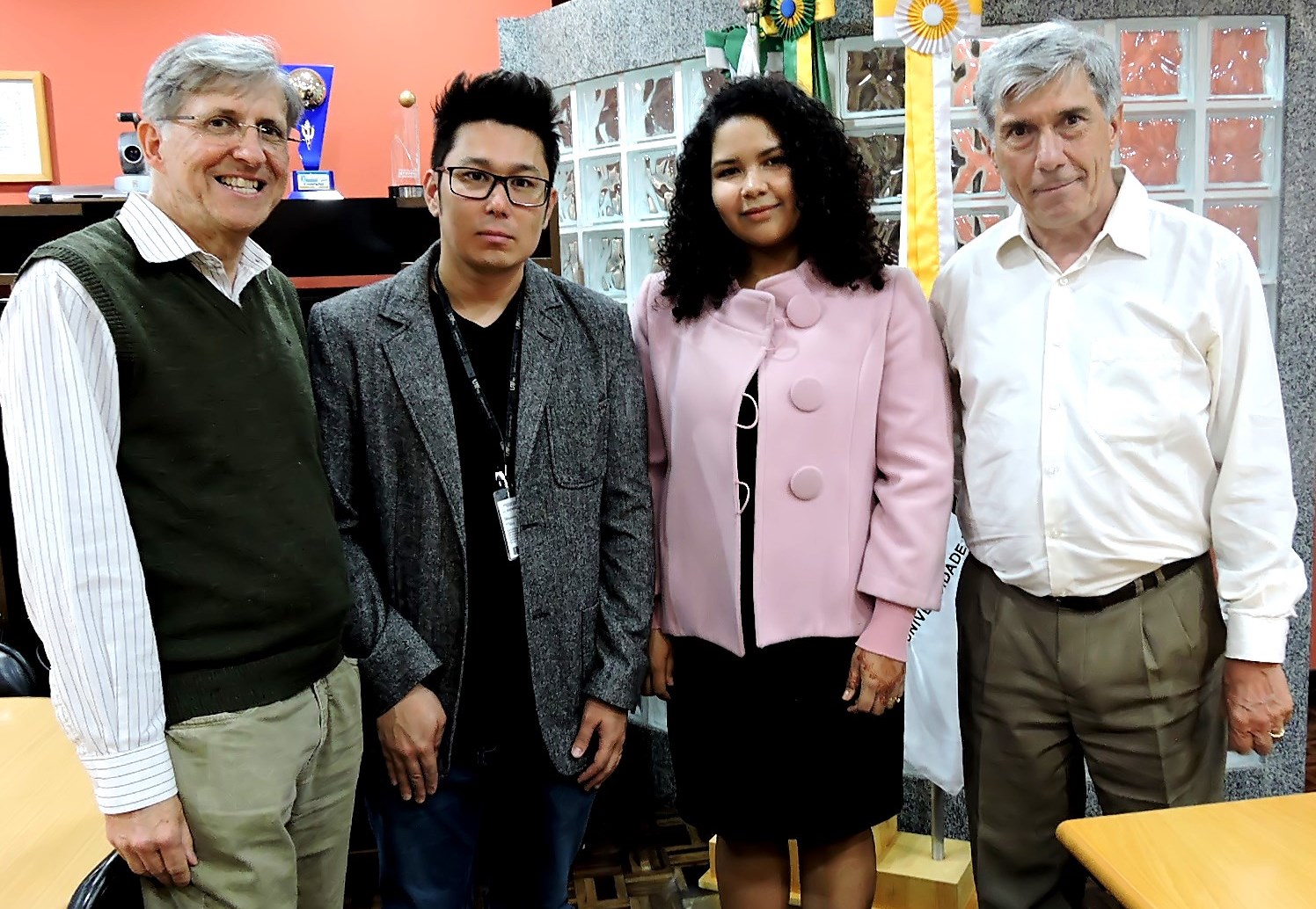 Nayane, estudante de Comorg, ao lado dos professores da UTFPR - Câmpus Curitiba.