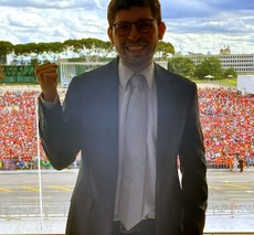 Murilo de Quadros Jesus participou da cerimônia de passagem da faixa para o presidente Lula, no último domingo, dia 1º de janeiro, em Brasília, representando os professores e professoras brasileiros. (Foto: Arquivo pessoal)