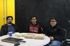 Da esquerda para a direita: Daniel Vitor Ruiz, Rene Lopes da Silva (colaboradores) e Ian Cavalcante (CEO da Neosilos).