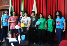 Equipe medalha de ouro e organização do UTF.c. Na ponta esq., prof. Leandro Zatesko; o time "Programação Orientada a Pão de Queijo" é formado por estudantes de Eng. Computação, são os de medalha (da esq. para dir.): João Vitor Rissardi (9º semestre); 
Jhonny Kristyan Assis (10º semestre); Thiago Mildemberger (9º semestre). Os restantes são pessoal da organização.