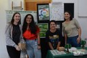 Legenda: Alunas do curso de Engenharia Ambiental e Sanitária apresentando seus projetos de sustentabilidade. (Foto: Gabriela Upeneck)