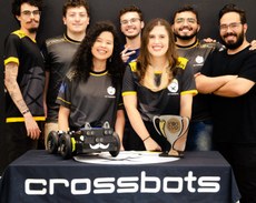 Integrantes da Crossbots posam com robô Frederico e troféu da Iron Cup (Foto: Crossbots).