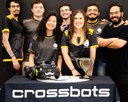 Integrantes da Crossbots posam com robô Frederico e troféu da Iron Cup (Foto: Crossbots).