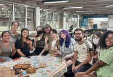 No final da disciplina os alunos reúnem-se para tomar um café utilizando a caneca criada por eles (Foto: arquivo pessoal).