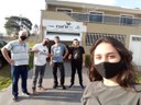 Professor Roberto Candido e alunos realizam a entrega das doações na Central Única das Favelas (CUFA).