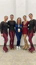 As atletas Gabriela Fischer, Manuela Nakano, Luana Novacki e Júlia Klein em premiação. No meio das quatro finalistas, está a técnica Fabiana Consentino. (Foto: Acervo Pessoal)