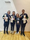 Os atletas Thiago Tortato, Manuela Nakano e Matheus Iaremczuk medalhistas da competição de patinação artística em San Juan, Argentina. Entre eles, a técnica Fabiana Consentino. (Foto: Acervo Pessoal)