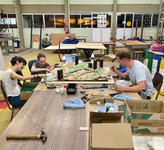 Estudantes desenvolvem maquete (Foto: Comissão de Elaboração do Plano Diretor).