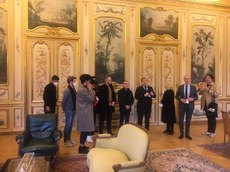 Recepção dos estudantes na embaixada do Brasil em Paris pelo Embaixador Luís Fernando Serra. (foto: acervo pessoal)