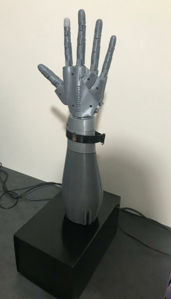 Mão robótica para LIBRAS