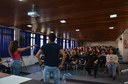 Da dir. para esq., Gustavo Muller e Kesller Almeida, da área de gestão de pessoas da AMBEV, apresentaram palestra sobre o tema no auditório da sede Ecoville do campus Curitiba.