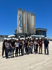 Visita técnica à empresa Hobimix, fabricante de cimento, onde alunos conheceram processo de produção e transporte desse insumo. (Foto: Acervo Pessoal)