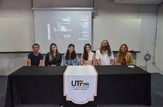 Autores de capítulos do livro e a profa. Rafaela, na mesa do evento. Da esq. para dir.:  Lucas Fujiyama, Cássia Luckow, Tatiane Ferreira, Giovana Spanhol, Fabiano Sakai  e a profa Rafaela Fortunato. (Foto: ASCOM-CT)