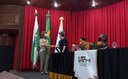 Professora Mariângela de Oliveira Gomes Setti assina ata como representante da Câmara dos Bacharelados