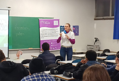 Profa. Kátia Prus, coordenadora do projeto de extensão Estímulo, apresentando aos estudantes o Projeto.