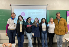 Equipe do Projeto Estímulo (à esq.): profa Kátia Prus, Stephanie Alves, Camila Fao, Stefanny Gomes, Caroline Hamsink em visita à turma da Engenharia Eletrônica; Denise Stresser, paciente com implante cerebral (penúltima à direita); e Robinson Vida Noronha, professor dessa disciplina de Eletrônica (ponta direita). (Foto: Projeto Estímulo).