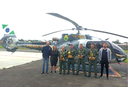 Jeferson (de jaqueta azul, à esquerda) uniu a experiência de piloto de aviação aos conhecimentos do mestrado (Foto: acervo pessoal).
