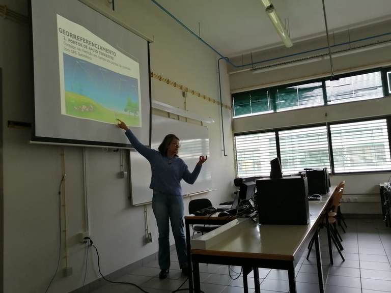 Professora Clarice ministra aula sobre georreferenciamento a graduandos portugueses (Foto: Arquivo pessoal).