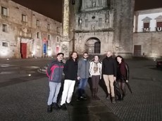Alunos de Engenharia Civil do campus Curitiba em dupla diplomação em Viseu e a professora Clarice (no meio) (Foto: Arquivo pessoal).