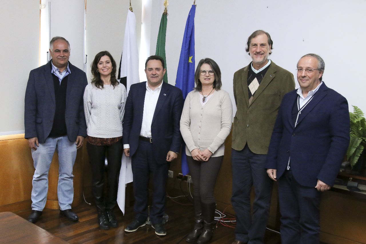 Da esquerda para direita: Francisco José Paulos Martins (Diretor do Departamento de Engenharia Civil - DEC do IPV), Helena Rodrigues (Relações Internacionais do IPV), José dos Santos Costa (Presidente do IPV), profa. Clarice da UTFPR-CT, prof. Paulo da UTFPR-CT e João Manuel Vinhas Ramos Marques (Vice-Presidente do IPV). (Foto: Arquivo pessoal).