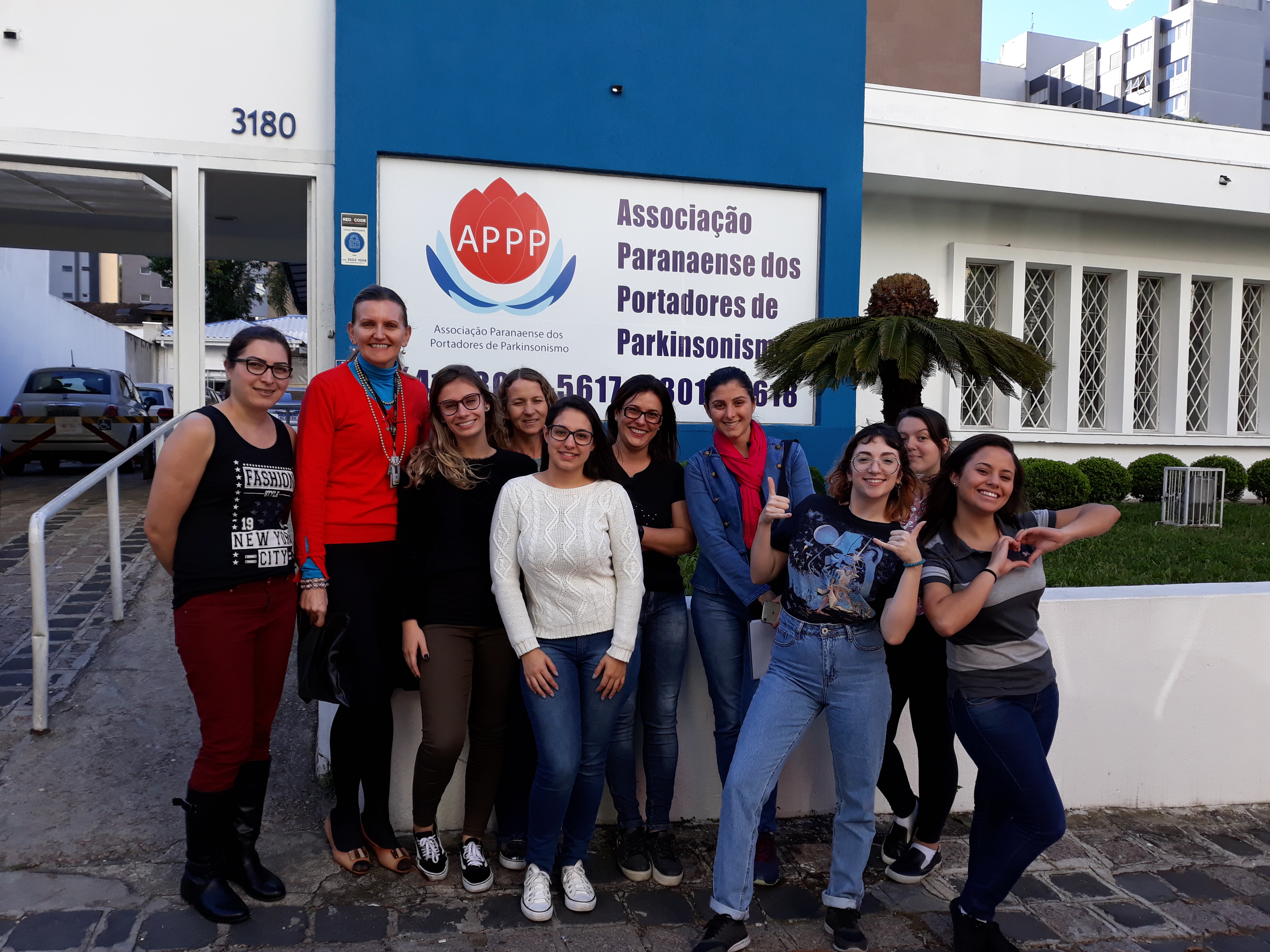 Equipe do Projeto na frente da Associação Parkinson PR. (foto: acervo pessoal).