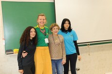 Da esq. para dir.: Vitória Ivani Rodrigues de Souza (ganhadora do 1º lugar, da Escola Papa Joao Paulo I); Kátia Prus (coordenadora do Proj. Estímulo); Sandra Salomão (presidente da APP); e Nicolly Emily Holla da Silva (ganhadora do 2º lugar, do Colégio Prof. Paulo Freire). (Foto: Ascom-CT)