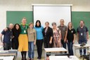 Da esq. para dir.: Sandremir Claudiano da Silva (professor da Escola Papa João Paulo I e da Vitória); Vitória Ivani Rodrigues de Souza (ganhadora do 1º lugar, da Escola Papa Joao Paulo I); Kátia Prus (coordenadora do Proj. Estímulo); Sandra Salomão (presidente da Associação Parkinson Paraná); Nicolly Emily Holla da Silva (ganhadora do 2º lugar, do Colégio Prof. Paulo Freire); Sílvia Vieira Dias (representante da SEED); Rossana Finau (diretora-geral do campus Curitiba da UTFPR); Fausto Matsunaga (chefe do DAFIS do campus Curitiba); Adriane Cristina de Faria (professora do Colégio Estadual Professor Paulo Freire e da Nicolly); Walmor Godoi (diretor de Relações Empresarias e Comunitárias do Campus Curitiba).(Foto: Ascom-CT)