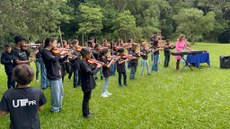 Integrantes do projeto Musicart apresentam espetáculo na sede Neoville da UTFPR. (foto: Ellen Ott)