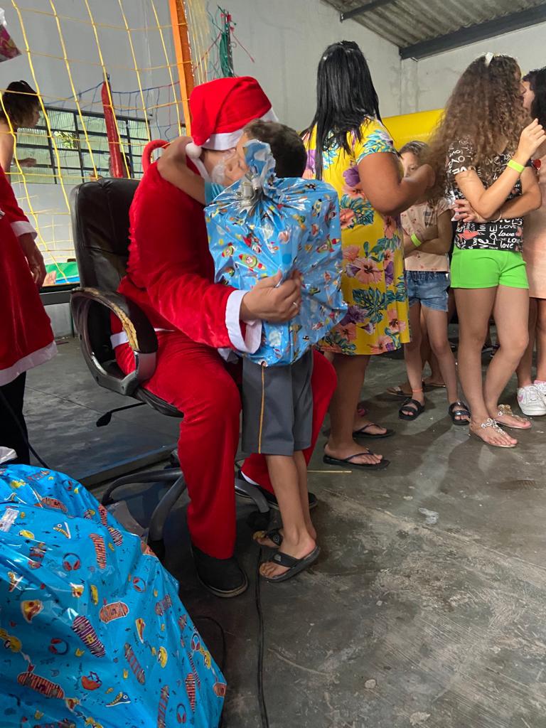 Papai Noel abraça menino