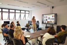 Renata Ruaro inaugura Sala Multimeios Didáticos, em reunião de projeto de pesquisa (Foto: Cristiano K. Poll).