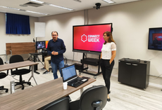 Professor Walmor Godoi e Daniela Weber na reunião.