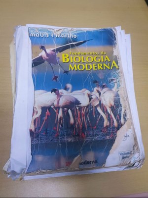 Único livro de Biologia da biblioteca da Universidade Katyavala Bwilla de Sumbe, na Angola.