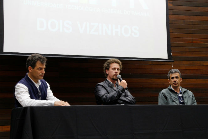 Na foto, o cineasta João Marcelo Zanoni Gomes fala sobre o filme A Revolta. À esquerda o professor Serinei César Grígolo, coordenador da Mesa, e o professor Vicente Macedo, Diretor de Relações Empresariais e Comunitárias do Câmpus Dois Vizinhos.