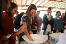 A aluna do Mário de Andrade, Amanda Mendes, durante a oficina O Líquido que quer ser Sólido