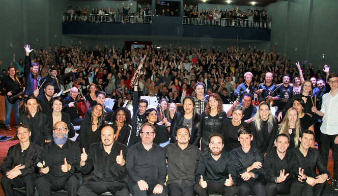 Músicos da Orquestra e do Coral com o público presente na sexta-feira