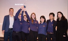 Integrantes da equipe BioCtrl recebem premiação