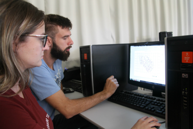 Os estudantes Ana Flávia Scudeler e Marcos Mikoanski fazendo o mapeamento dos dados no laboratório da universidade.jpg