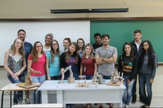 Alunos da disciplina de Hidráulica da Engenharia Ambiental com seu trabalho