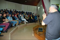 O intérprete da UTFPR, André Luiz Godinho, durante as discussões.