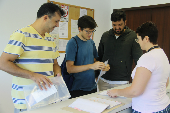 A servidora da UTFPR Ivonete Plein recebe matrícula de calouro da Engenharia Química.jpg