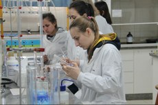 Alunas da Engenharia Química Daniela Carlini, Amanda Motta e Bruna Viega