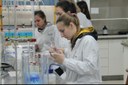 Alunas da Engenharia Química Daniela Carlini, Amanda Motta e Bruna Viega