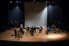 Orquestra e Coral da UTFPR durante Concerto realizado com a participação especial de convidados